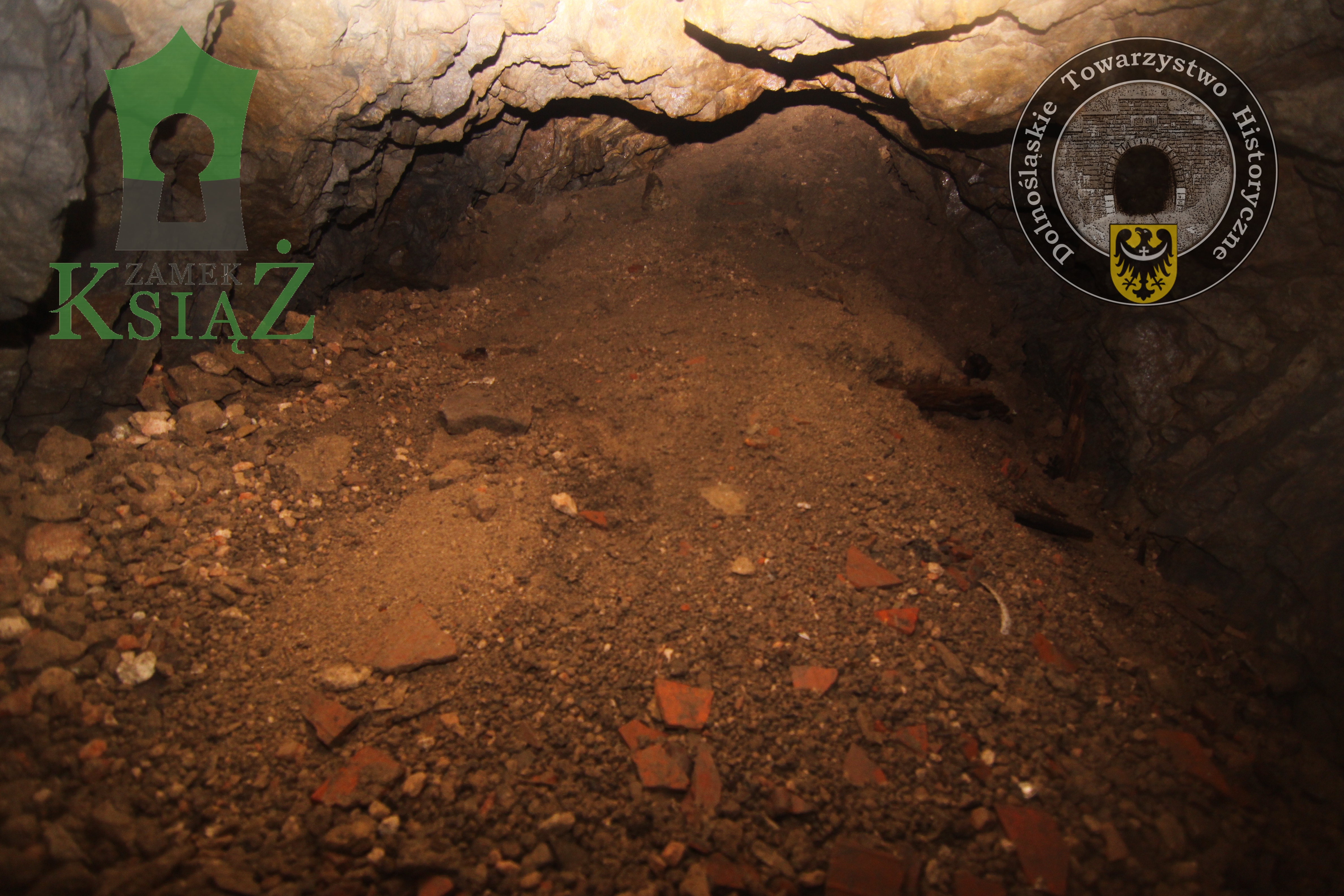 zasypane wyjście z odkrytego chodnika na zewnątrz zamku tuż za pomnikiem na tarasach